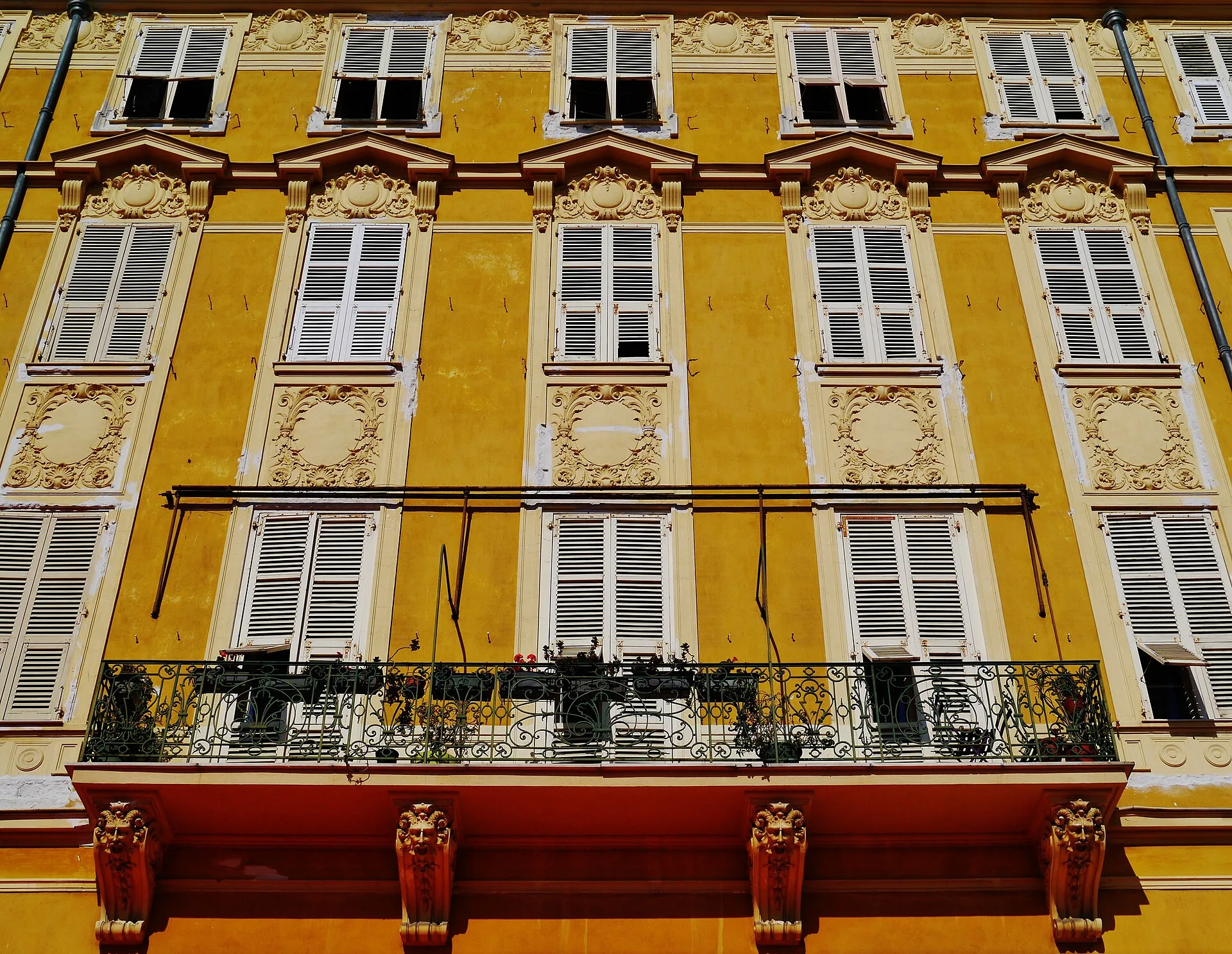 Façades du cours Saleya, dans le Vieux-Nice, où se tient le marché