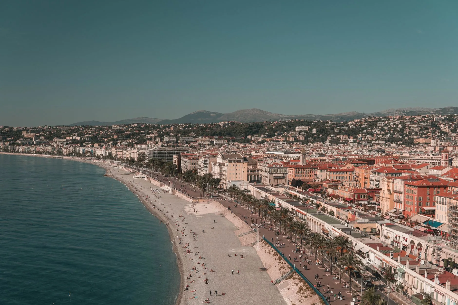 Vue aérienne de Nice, de ses immeubles et de la mer