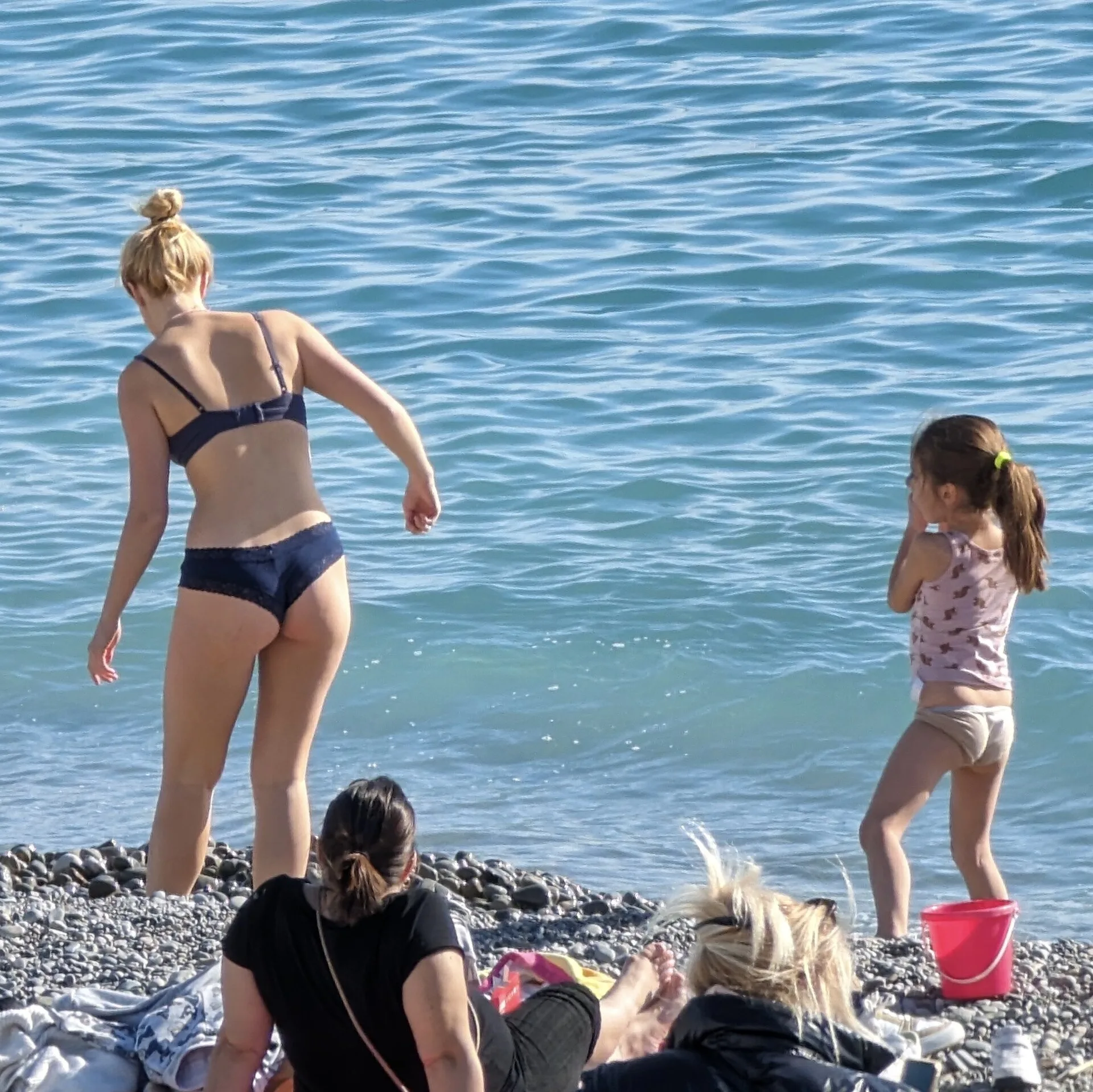 Baie de la Côte d'Azur sous le soleil avec la mer Méditerranée turquoise