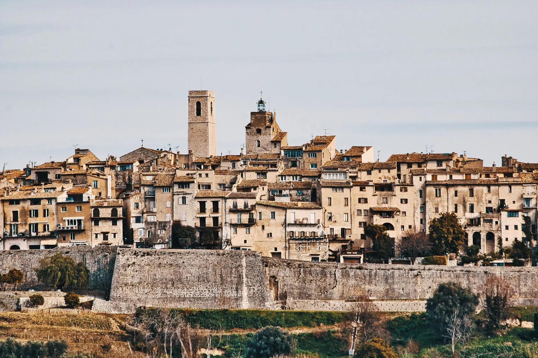 Village perché de Saint-Paul-de-Vence dominant les collines de l'arrière-pays niçois